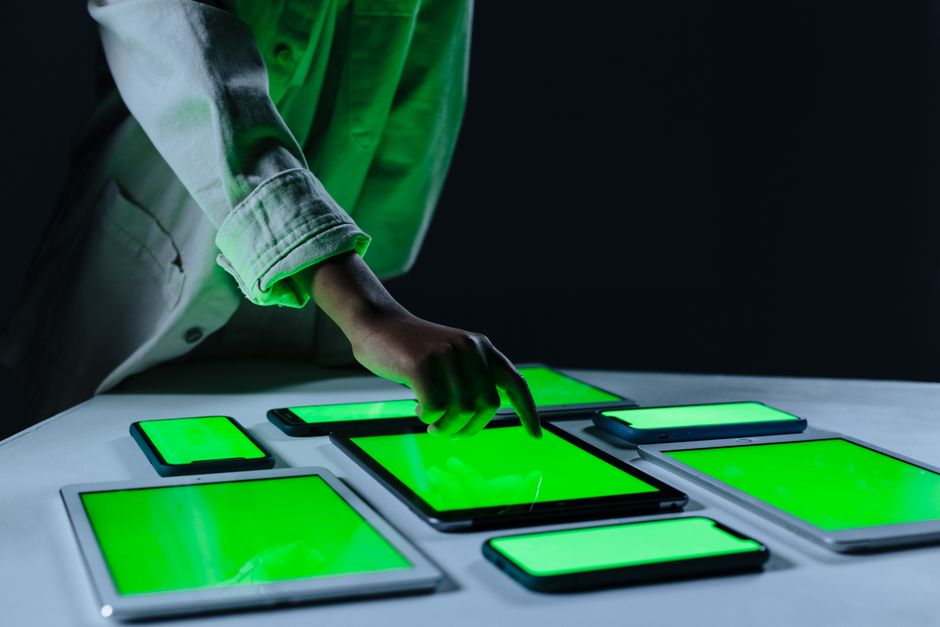 Ruka koristi digitalne tablete